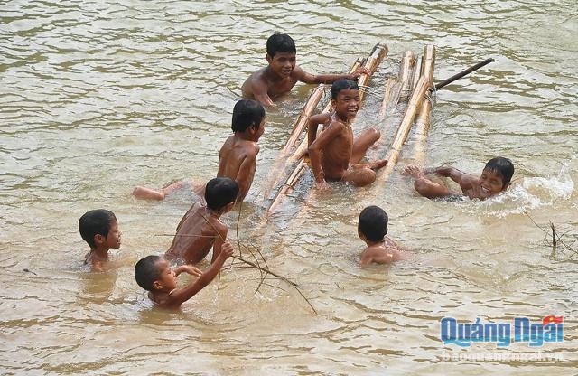 Hằng ngày vẫn còn nhiều trẻ em tiếp xúc với sông, suối, biển mà không có sự giám sát, quản lý của người lớn