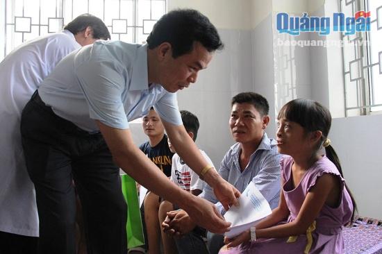 Phó Chủ tịch UBND tỉnh Đặng Ngọc Dũng thăm, tặng quà cho trẻ bị sứt môi, hỡ hàm ếch.