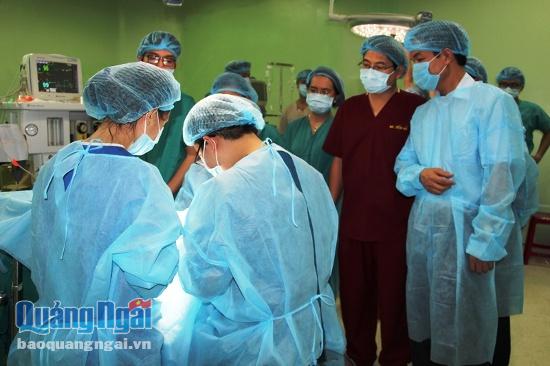 Phó Chủ tịch UBND tỉnh Đặng Ngọc Dũng thăm hỏi, động viên đỗi ngũ y, bác sĩ đang ở phòng mổ phẫu thuật cho trẻ.