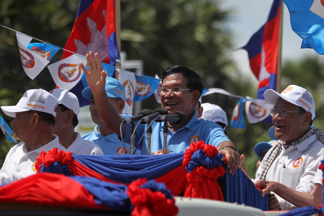 Thủ tướng Campuchia Hun Sen trong cuộc tuần hành chiều 2-6 ở thủ đô Phnom Penh - Ảnh: Reuters