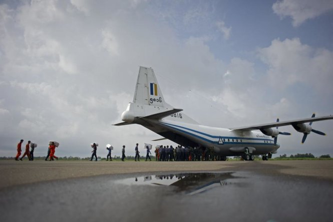 Máy bay vận tải Y-8 của Myanmar trong một lần vận chuyển hàng hóa - Ảnh: AFP