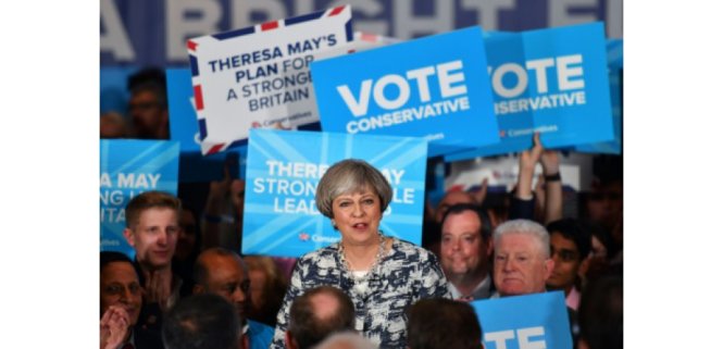 Thủ tướng Anh Theresa May trong cuộc vận động cuối ở thành phố Birmingham ngày 7-6 - Ảnh: AFP