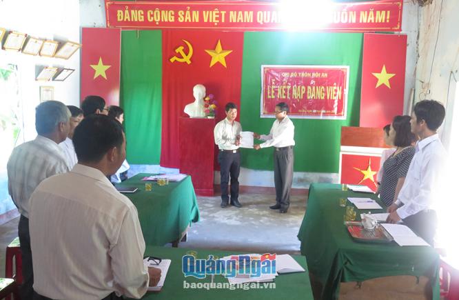 Lễ kết nạp đảng viên mới ở chi bộ thôn Hội An, xã Nghĩa Hà.