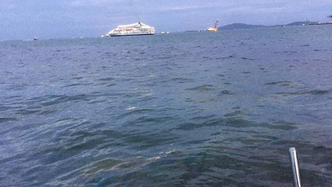 Vết dầu loang trên mặt biển xung quanh khu vực tàu MT Putri Sea gặp nạn. (Ảnh: Cơ quan thực thi hàng hải Malaysia)