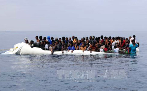 Người di cư vượt biển vào Italy. (Ảnh: TTXVN)