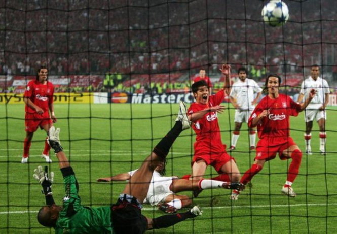 Với điều luật mới, quả phạt đền của Alonso trong trận chung kết Champions League 2005 sẽ không được công nhận vì anh đá nối ghi bàn sau khi quả phạt đền bị thủ môn Milan cản phá. Ảnh: GETTY IMAGES