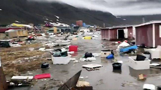  Làng Nuugaatsiaq bị ảnh hưởng nặng nề nhất trong trận động đất, sóng thần. Ảnh: EPA