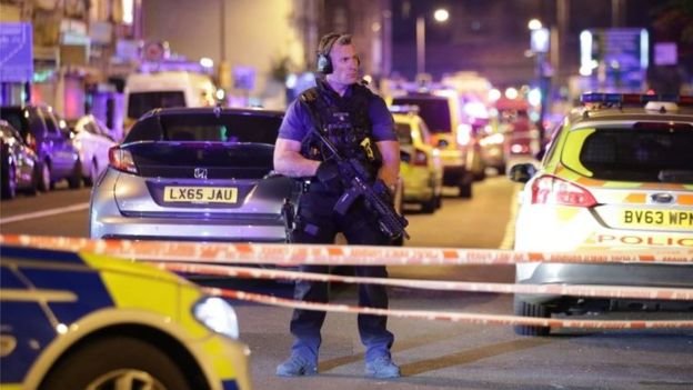 Cảnh sát được tăng cường ở London sau vụ lao xe tải sáng 19-6 - Ảnh: PA