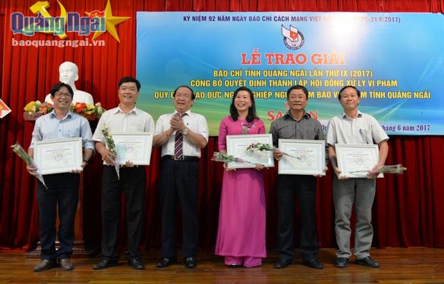 Phó Bí thư Thường trực Tỉnh ủy Nguyễn Thanh Quang trao thưởng cho nhóm tác giả đạt giải A