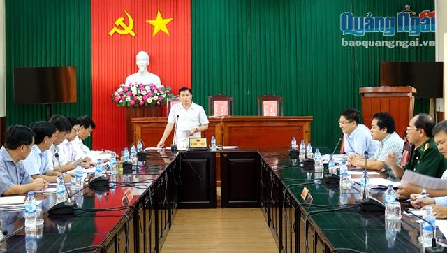 Phó Bí thư Tỉnh ủy, Trưởng Ban Chỉ đạo phát triển huyện Lý Sơn Trần Văn Minh phát biểu tại cuộc họp