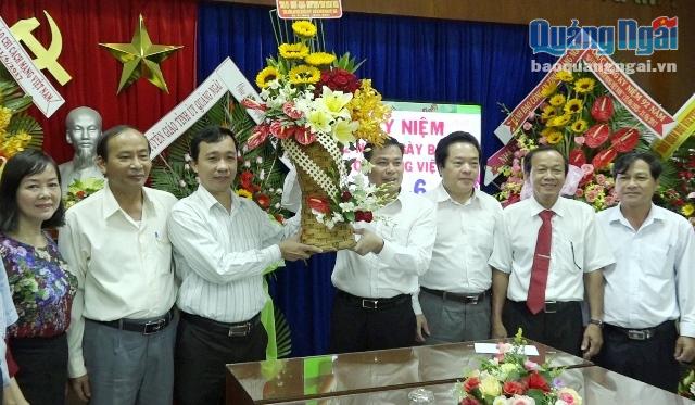 Phó Bí thư Tỉnh ủy Trần Văn Minh tặng hóa chúc mừng tại Báo Quảng Ngãi