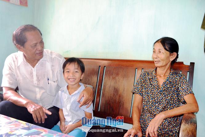 Đại diện Hội Cựu giáo chức xã Nghĩa Dõng đến thăm hỏi, động viên gia đình học sinh nghèo.