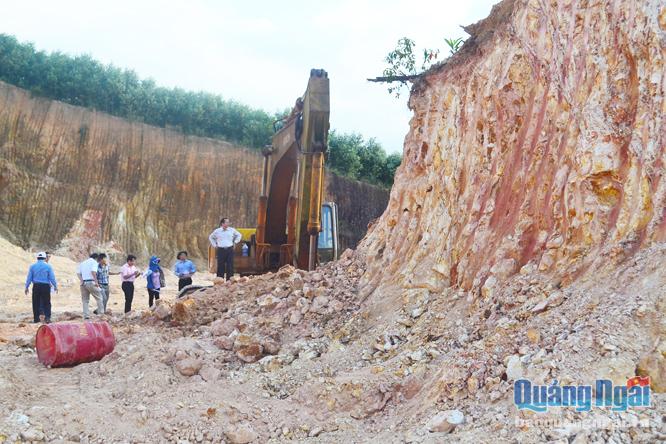 Mỏ đất trên địa bàn xã Tịnh Thọ (Sơn Tịnh) đã hết thời hạn cấp phép, nhưng vào tháng 4 vừa qua, đoàn giám sát của HĐND tỉnh phát hiện mỏ đất này vẫn còn bị khai thác trái phép.