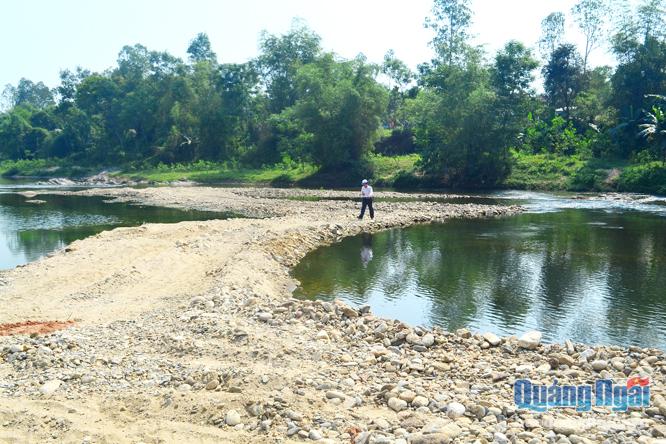 Sông Phước Giang ngang qua địa phận xã Long Sơn (Minh Long) bị băm nát, do xã “bật đèn xanh” cho cá nhân khai thác trái phép.