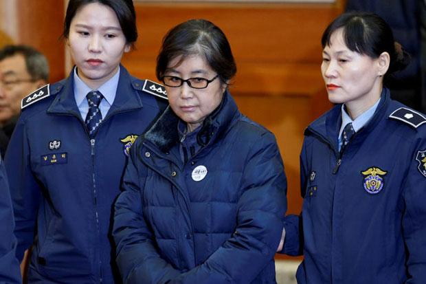 Choi Soon-sil (đứng giữa) đến nghe luận tội trong phiên xét xử cựu Tổng thống Hàn Quốc Park Geun-hye tại Toà án Hiến pháp ở Seoul, Hàn Quốc, ngày 16-1. (Ảnh Reuters)