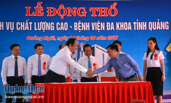 Đại diện Sở Y tế tỉnh và Sở Y tế thành phố Hồ Chí Minh ký kết hợp tác đào tạo, phát triển nhân lực