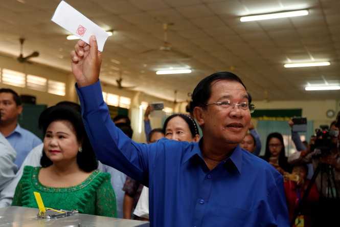 Thủ tướng Hun Sen đi bỏ phiếu ở tỉnh Kendal ngày 4-6 - Ảnh: Reuters
