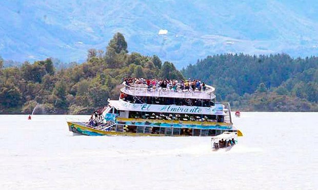  Tàu du lịch 4 tầng El Almirante bị chìm tại hồ El Penol thuộc thị trấn Guatape, Colombia ngày 25/6. (Ảnh: Teleantooquia)