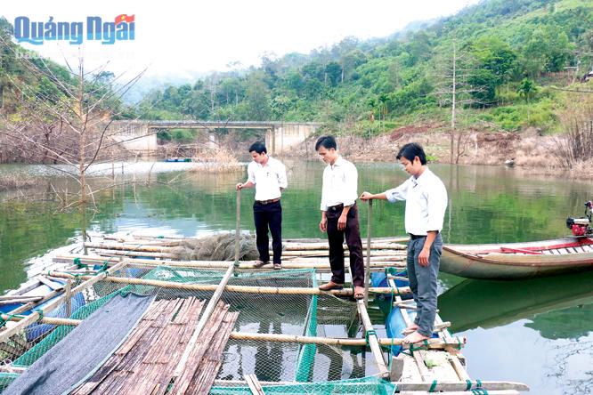  Mô hình nuôi cá lồng bè ở xã Trà Xinh bước đầu phát huy hiệu quả.