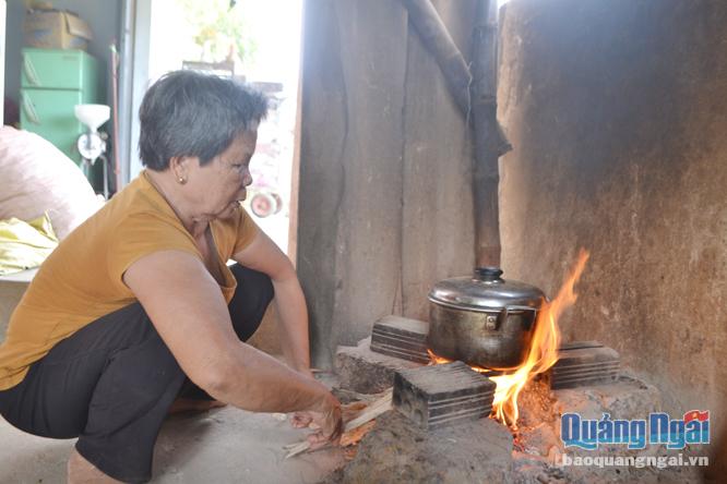  Điện yếu và không ổn định, nên người dân ở KDC số 1 Yên Sơn, thôn Châu Bình, xã Bình Châu (Bình Sơn) phải nhóm bếp lửa để nấu cơm.