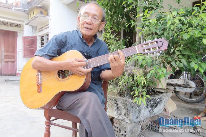 Ở tuổi gần 70, ông Võ Duy Khánh vẫn vui vẻ ôm đàn ca hát.