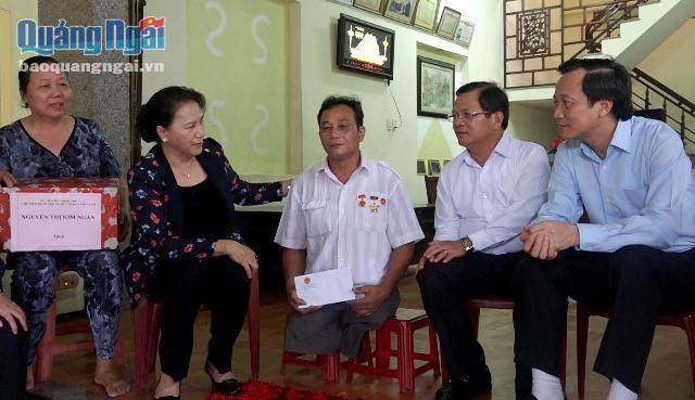 Chủ tịch Quốc Hội Nguyễn Thị Kim Ngân cùng các thành viên trong Đoàn công tác, lãnh đạo tỉnh Quảng Ngãi thăm, tặng quà cho các gia đình chính sách, người có công cách mạng