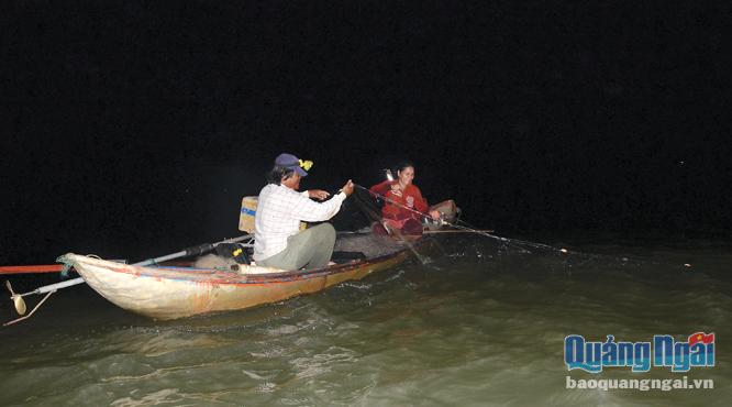 Hàng đêm người dân các xóm vạn chài Tịnh Long, Nghĩa An... (TP.Quảng Ngãi) tập trung về đoạn sông Trà từ núi Ngang đến cửa Đại, để đánh cá mưu sinh.