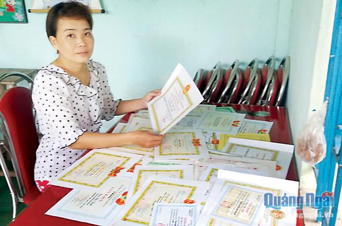 Cô Phan Thị Tịnh – giáo viên Trường Tiểu học và THCS Ba Bích (Ba Tơ) dù có nhiều cống hiến cho giáo dục vùng cao, nhưng xin thuyên chuyển mãi vẫn chưa được.