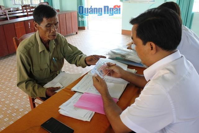Cán bộ phòng LĐ-TB&XH huyện Bình Sơn về cơ sở để tiếp nhận hồ sơ và giải đáp thắc mắc cho các gia đình có công với cách mạng