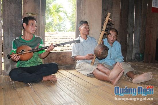 Ông Sơn thành thạo nhiều loại nhạc cụ của người Ca dong.