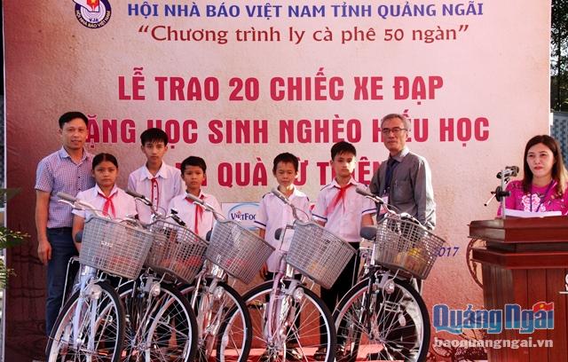 Đại diện Ban tổ chức trao xe đạp cho các em học sinh nghèo