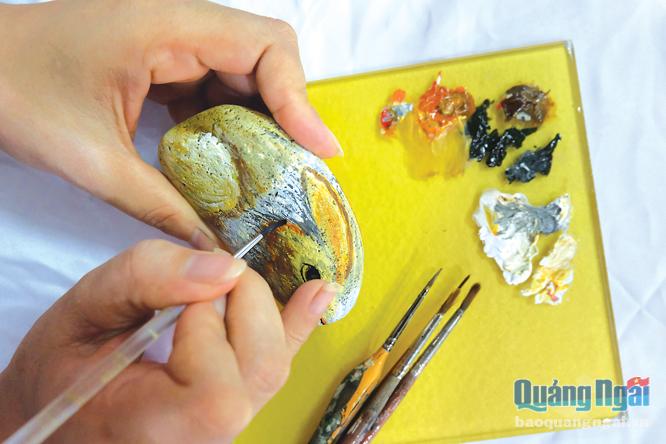 Để hoàn thành một tác phẩm trên đá cuội, người họa sĩ thường mất khoảng từ 2 đến 3 ngày để vẽ với chất liệu màu acrylic, sử dụng bút cọ nhỏ, để có thể vẽ những nét mảnh.