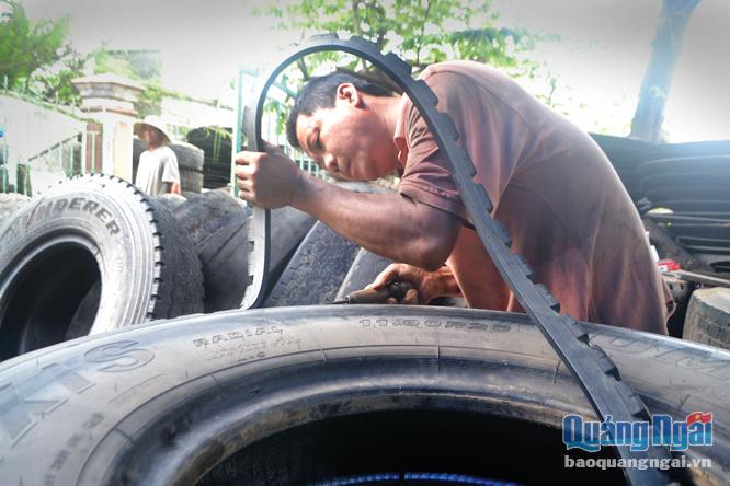  Ông Nguyễn Văn Thành đang thực hiện công đoạn cắt lốp xe. Ông gắn bó với công việc này đã hơn 20 năm, thu nhập bình quân một ngày từ 150-200 nghìn đồng.