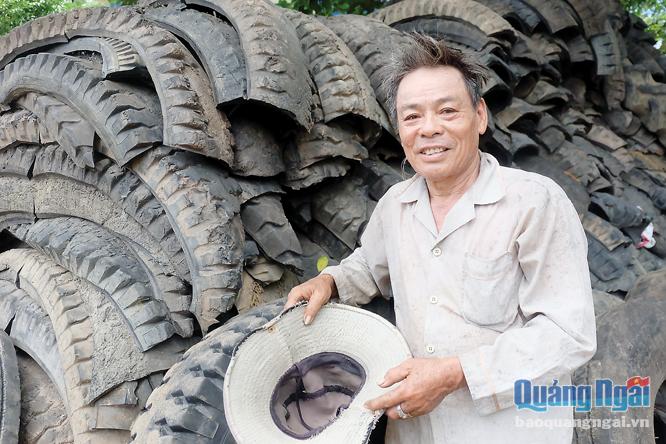  Ông Nguyễn Trầm là một trong những người làm nghề mua bán, tái chế lốp xe lâu năm và lớn nhất ở Nghĩa Hòa.