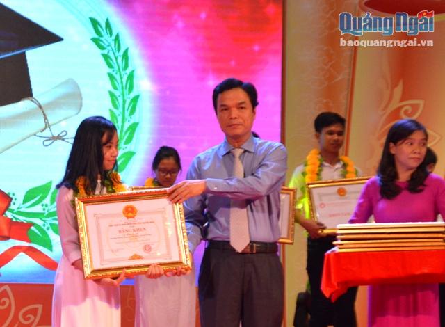 Phó Chủ tịch UBND tỉnh Đặng Ngọc Dũng trao Bằng khen cho các em học sinh tiêu biểu.