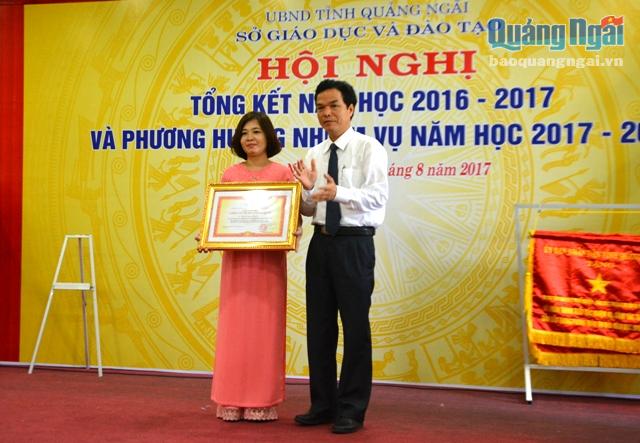 Phó Chủ tịch UBND tỉnh trao danh hiệu Chiến sĩ thi đua toàn quốc cho cô Phan Thị Mỹ Dung- Trường TH Nguyễn Nghiêm.