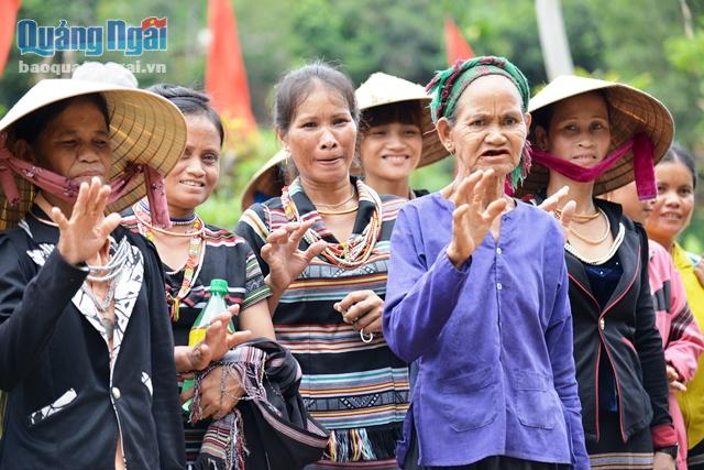 Mỗi hộ ở thôn Gò Ôn đều cử đại diện ít nhất một người tham dự lễ cầu mưa trong trang phục thổ cẩm truyền thống của người H’rê với lòng thành kính