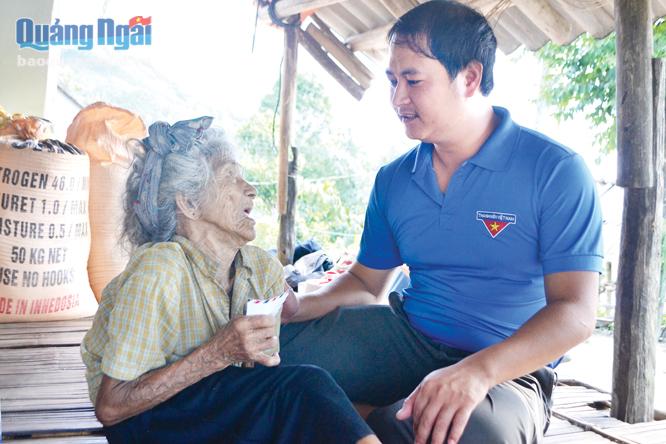 Anh Phạm Duy Thể thăm hỏi bà Phạm Thị Ni -vợ liệt sĩ ở thôn Gò Rét- Ma Nghít, xã Ba Cung (Ba Tơ).