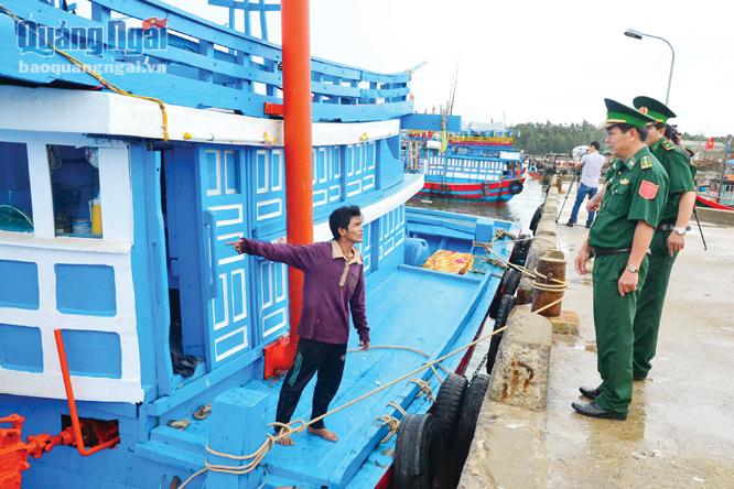 Bộ đội Biên phòng tỉnh thường xuyên hướng dẫn ngư dân neo đậu tàu thuyền đúng quy định tại cảng Sa Kỳ (TP.Quảng Ngãi).