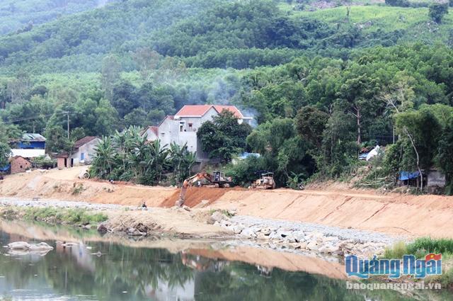 Công trình kè chống sạt lở bờ nam sông Trà Bồng phải được hoàn thành trước 30.10 năm nay