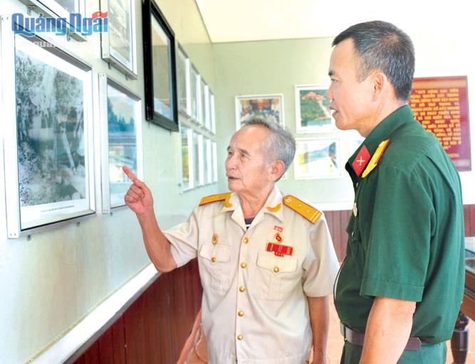  Nguyên Phó Bí thư Huyện ủy Trà Bồng Hồ Văn Lâm xem lại những hình ảnh cuộc khởi nghĩa Trà Bồng và miền Tây Quảng Ngãi tại bảo tàng huyện.