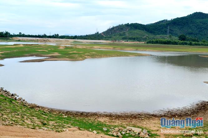  Hồ chứa nước Lỗ Thùng (Mộ Đức) thân đất, khả năng tích và giữ nước kém nên không đảm bảo an toàn trong mùa mưa lũ.