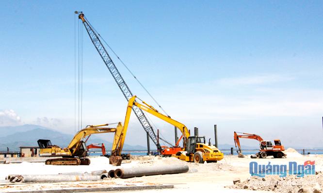 Xây dựng cảng Hào Hưng (KKT Dung Quất) với tổng vốn hơn 1.900 tỷ đồng.