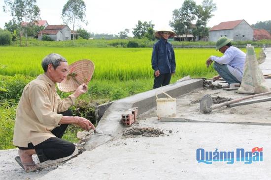 Những cụ già ở Khánh Hạ mỗi người một tay làm đường nông thôn.