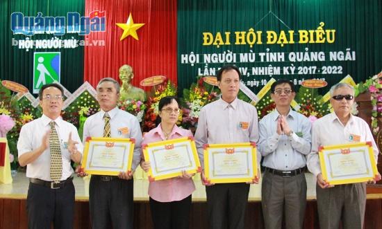 Hội người mù Việt Nam khen thưởng cho các tập thể.