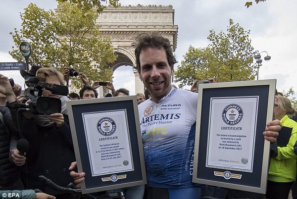 Lập kỷ lục đạp xe vòng quanh thế giới chỉ trong 79 ngày