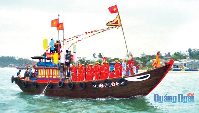 Lễ hội nghinh Ông là nét văn hóa đặc trưng của các làng chài ven biển.