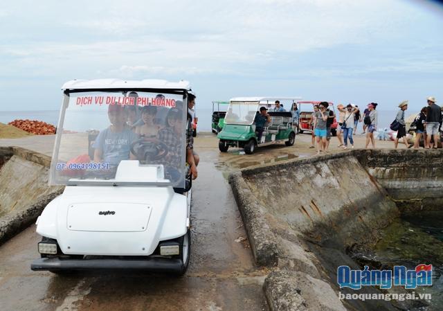 Du khách tham quan đảo Bé, Lý Sơn bằng xe tuk tuk
