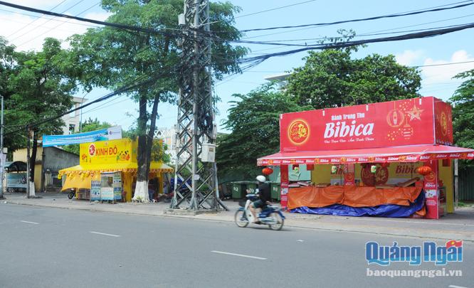  Hai ki-ốt bán bánh Trung thu trên đường Quang Trung (TP.Quảng Ngãi) ngang nhiên chiếm vỉa hè .    