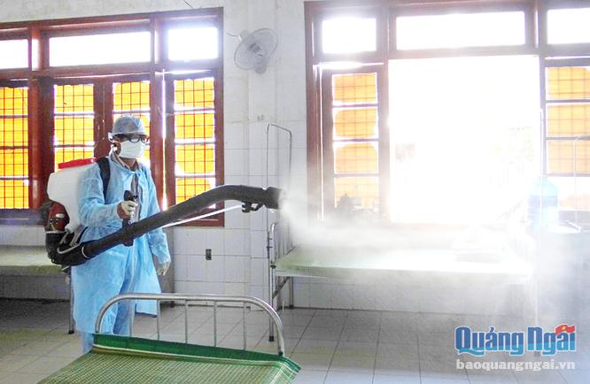   Đội y tế dự phòng phun hóa chất phòng, chống sốt xuất huyết trong khu vực Trung tâm Quân dân y huyện Lý Sơn.